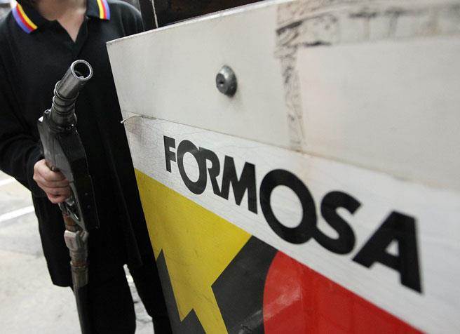 台塑石化下午宣布要自周一凌晨1點調降汽油批價0.6元、柴油0.7元，中油隨後批評台塑在玩「文字遊戲」。（報系資料照片，趙雙傑攝）