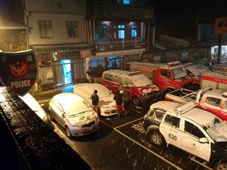 拉拉山降雪增大    警消車輛覆積雪