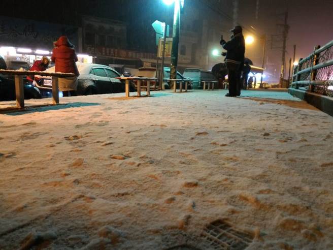 巴陵派出所、巴陵消防分隊前人行道也覆上一層白雪。(林駿剛攝)