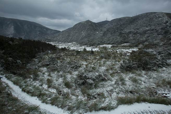 阳明山赏雪民眾看过来，上山需挂雪链北市交通管制点出炉，阳明山小油坑2016年雪景。（方浚哲摄）