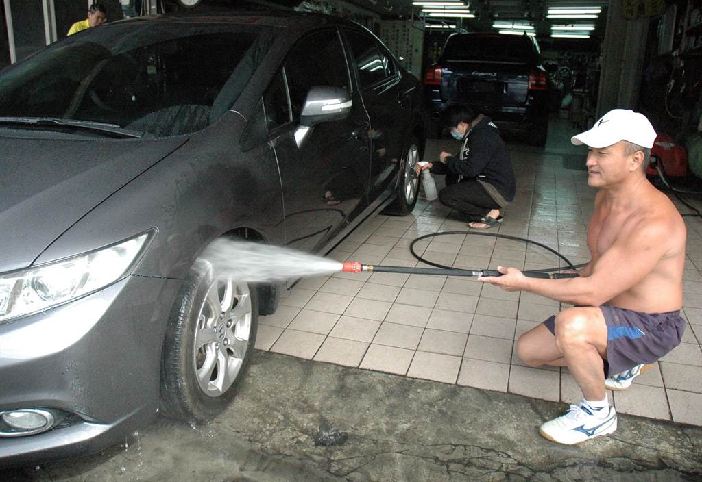 無畏寒流屏東洗車店老闆羅秋光堅持裸身洗車 生活 中時