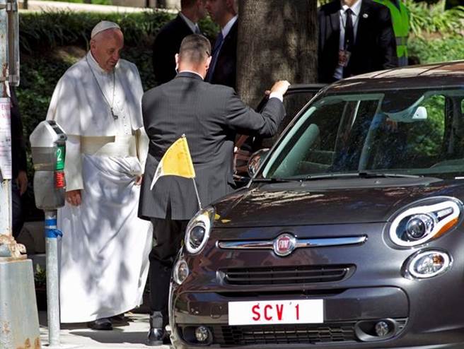 教宗方濟各去年9月23日，離開華盛頓特區聖瑪竇主教座堂時，坐上一台Fiat 500L座車。(美聯社)
