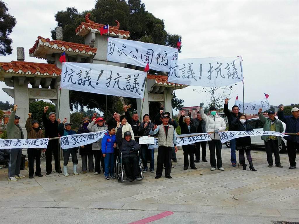 村民今天在石坊前拉白布條，抗議金門國家公園管理處「鴨霸」。（李金生攝）
