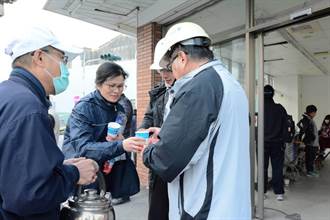 強震後災區送暖 台南慈濟發放逾500份熱食
