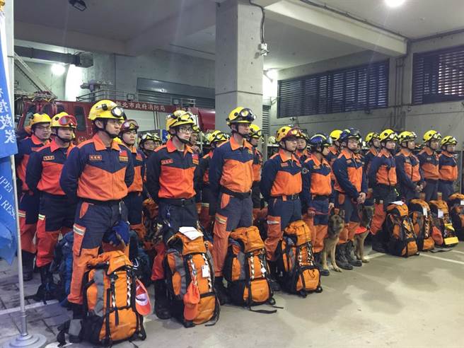 新北市特搜队人员集结待命，前往台南救援。(王扬杰翻摄)