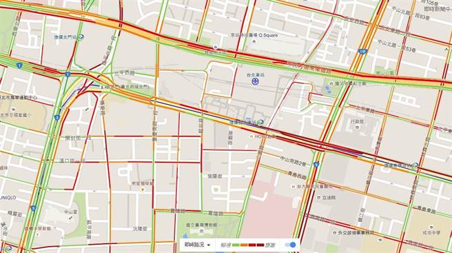 開啟Google地圖即時路況，可以立刻掌握塞車狀況。（圖截自Google地圖）