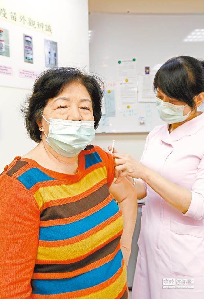 過年流感達高峰，已有重症65例、9人死亡；圖為民眾接種流感疫苗。（本報資料照片）