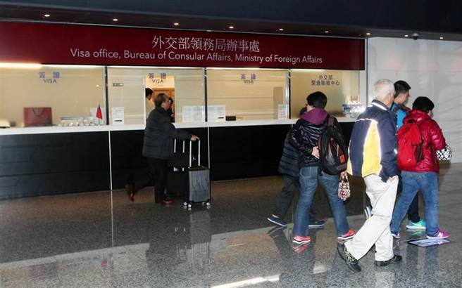 外交部領務局將研議從4月1日開始，將機場緊急趕辦護照的製作費用調漲4倍。(高興宇攝)