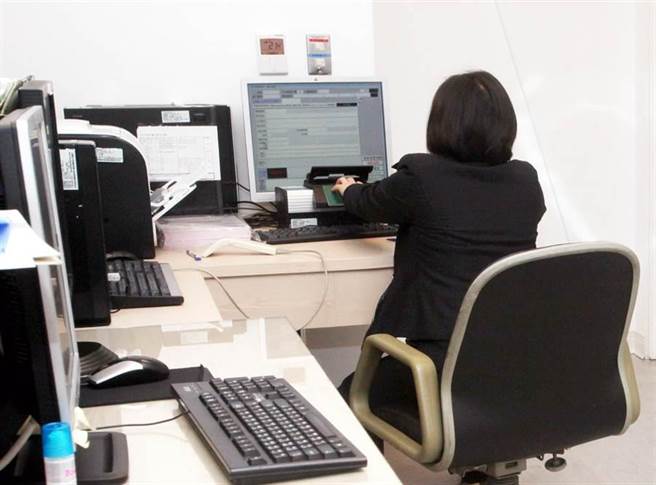 外交部領務局將研議從4月1日開始，將機場緊急趕辦護照的製作費用調漲4倍。(高興宇攝)