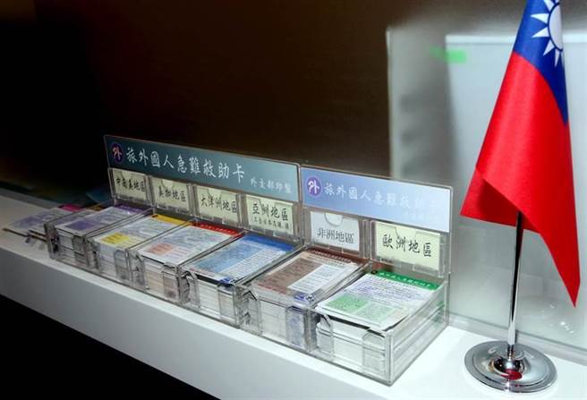 機場緊急趕辦護照的費用將調漲至4900元，同時取消在桃機辦理逾期護照的服務。(高興宇攝)