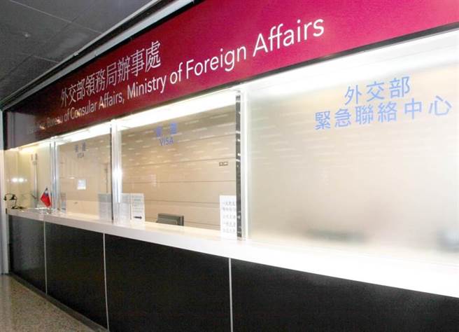 機場緊急趕辦護照的費用將調漲至4900元，同時取消在桃機辦理逾期護照的服務。(高興宇攝)