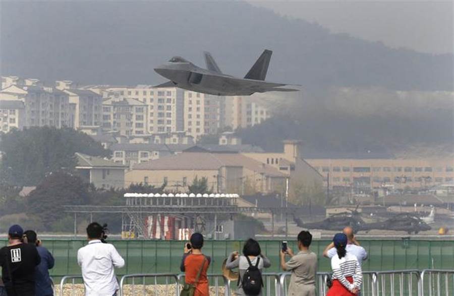 Кореан эйр самолет в небе. Сайт перелета в корею. Спортсмены в аэропорту фото. Korean airlines (южная корея) форма. Корея летает.