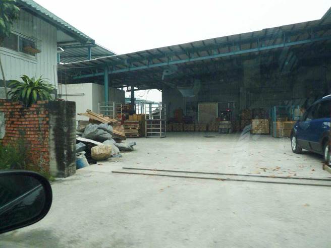 屏东县政府卫生局会同检调单位，查获屏东长治不肖食品公司。（许智钧翻摄）