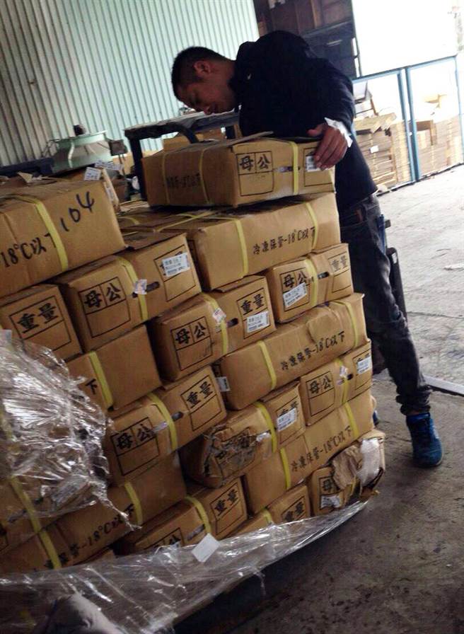 屏东检调在长治乡一处冷冻厂查扣大批涉嫌窜改标籤的逾期冷冻鸡肉。（林和生翻摄）