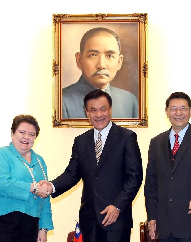 民进党立委高志鹏提案修法，废除悬挂国父遗像，立法院长苏嘉全（中）22日接见欧洲经贸办事处处长马泽琏（左）时表示，尊重委员的想法与讨论。(王英豪摄)