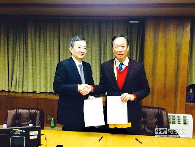鴻海日前秀出鴻海董事長郭台銘（右）和夏普社長高橋興三的簽約照，見證雙方已達成9成的共識。圖／鴻海提供
