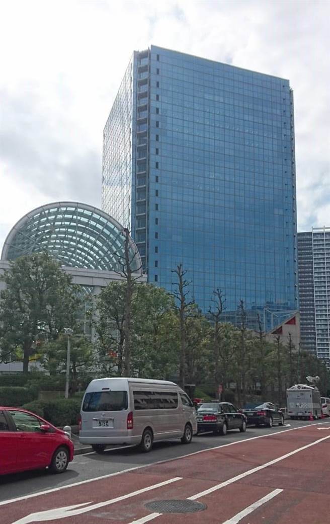 夏普位於東京芝浦的東京分社前，許多媒體記者和採訪車守候董事會的最終結果。(黃菁菁攝) 