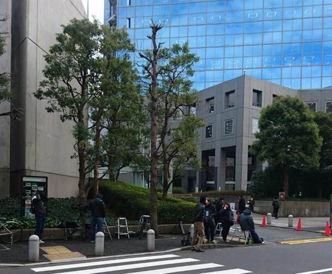 夏普位於東京芝浦的東京分社前，許多媒體記者和採訪車守候董事會的最終結果。(黃菁菁攝) 