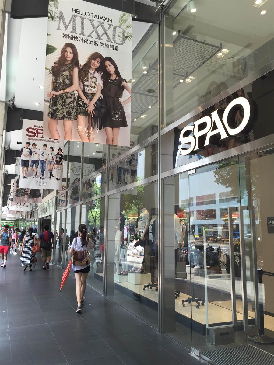 衣戀旗下SPAO、MIXXO位於微風忠孝二館台灣首家店，規模逾千坪。 (劉馥瑜攝) 