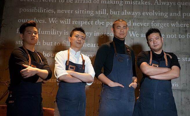 江振誠(右二)在台主持的RAW餐廳，今年才營運滿周年即躋身「亞洲最佳50餐廳」排行榜。(圖／姚舜攝)