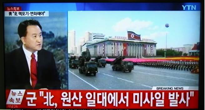 北韓3月3日發射數枚短程導彈，這是韓國媒體緊急報導北韓發射導彈的電視畫面。（圖/新華社）