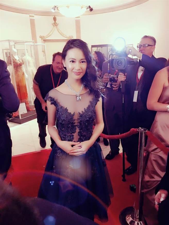 女星王奕瑾於媒體見面會接受採訪。（圖／大唐國際娛樂）