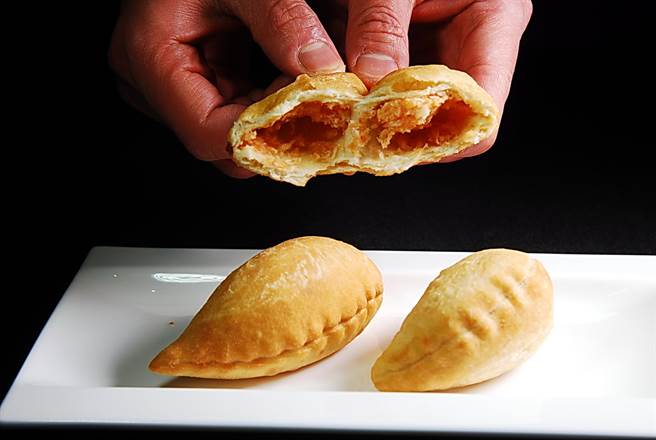 包著起司餡、屬街頭小吃的普利亞的〈鄉村乳酪麵餃Panzerotto〉，如今在台北萬豪酒店可以嚐到。(圖／姚舜攝)