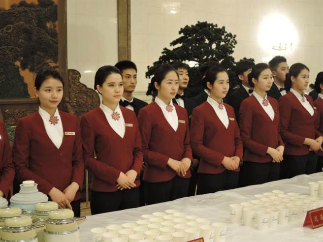 大陸「兩會」盛大隆重,也出動美女金釵侍候。(圖/陳君碩攝)