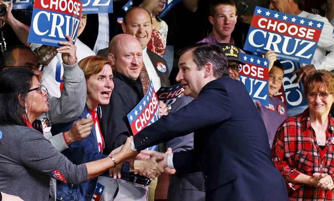美國共和黨候選人克魯茲，在路易斯安那州和支持者握手。(美聯社)
