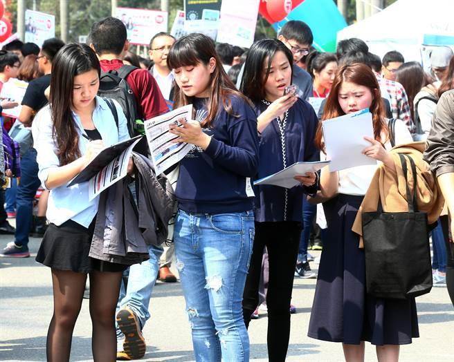 同學們在博覽會中仔細閱讀資料。（陳信翰攝）