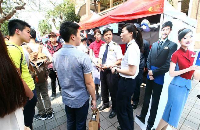 航空公司業者也在會場招募有志青年。（陳信翰攝）