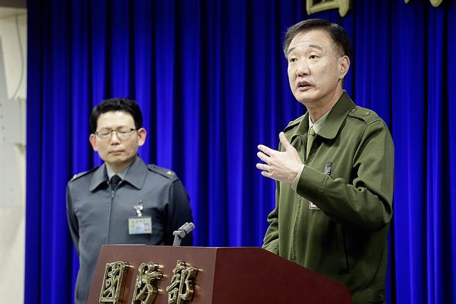 憲兵指揮部參謀長馮毅（右）說明。（方濬哲攝）