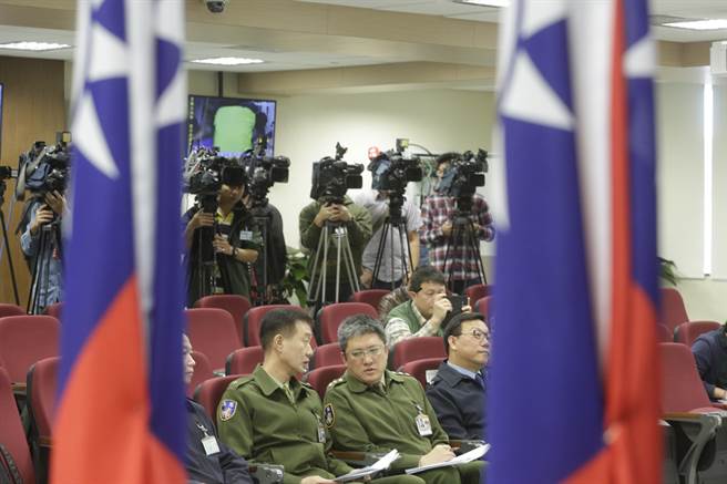 憲兵指揮部參謀長馮毅（左）與情報處長于大任（右）商議。（方濬哲攝）