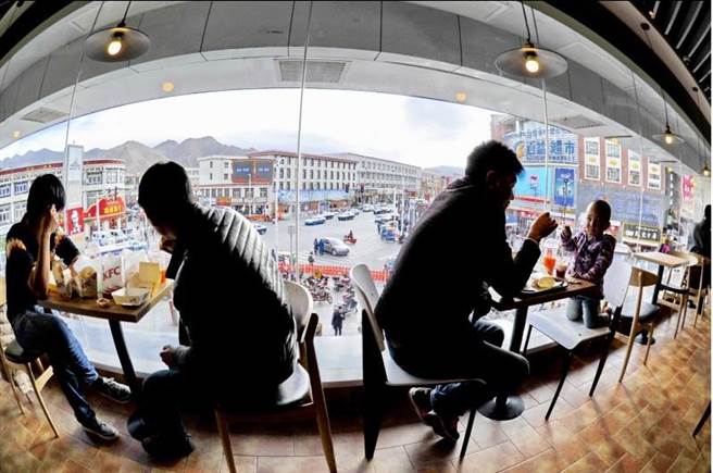 肯德基在西藏拉薩正式開業運營，成為首家成功進駐世界屋脊的國際餐飲知名品牌。(新華社)