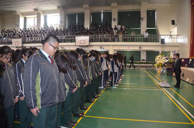 竹崎高中為退休校長羅茂順舉行追思會，全場哀悼一分鐘。（呂妍庭攝）