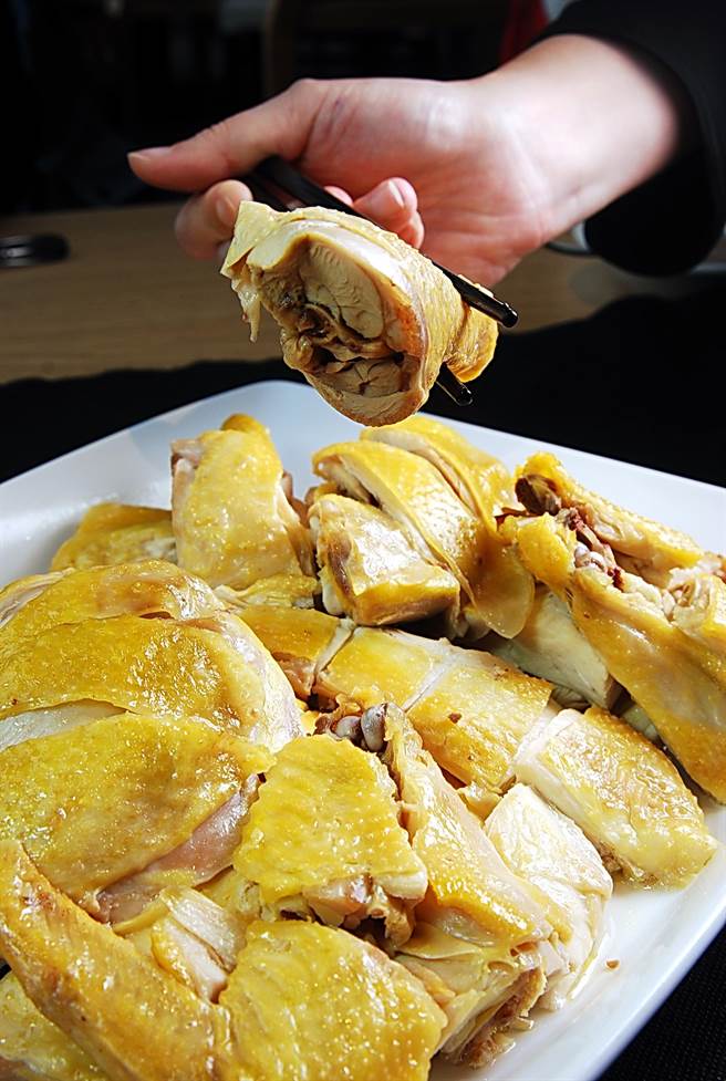 〈花雕焗飛天雞〉是〈名人坊〉招牌菜式，吃得是雞油香與雞肉的柔嫩中帶有彈性的口感。(圖／姚舜攝)