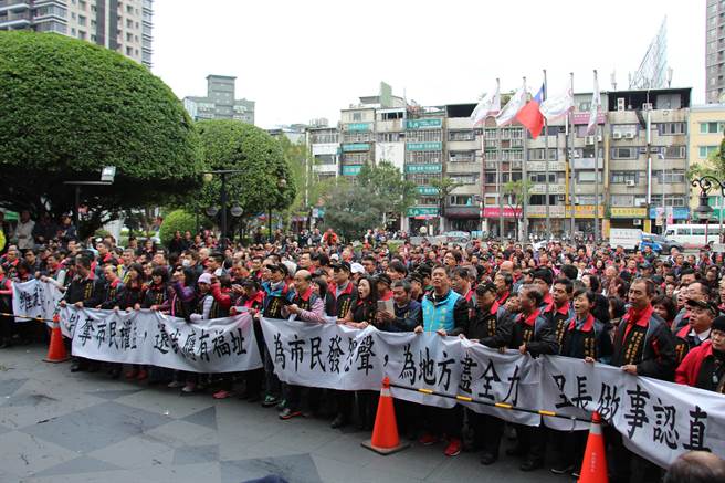 新北市逾700名里長14日到市議會抗議里基層工作費用無法用於活動。（池雅蓉攝）