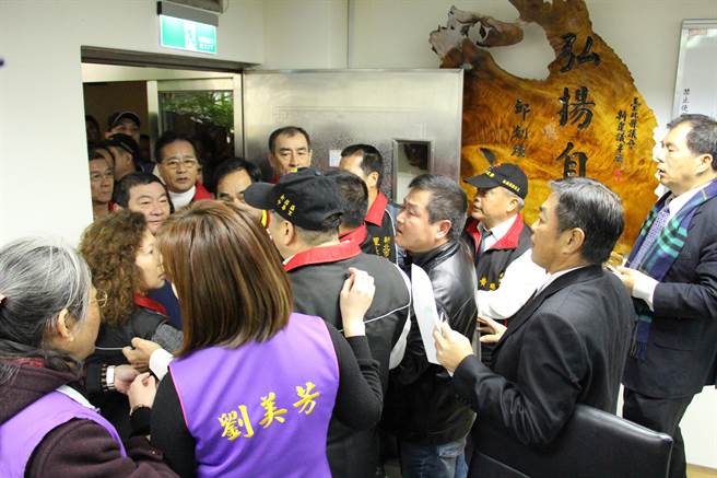 現場一度爆發推擠。（池雅蓉攝）