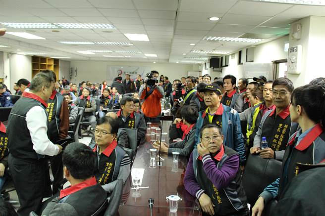 里長們紛紛表示意見，希望議會能當場承諾取消附帶決議，恢復經費使用。（池雅蓉攝）