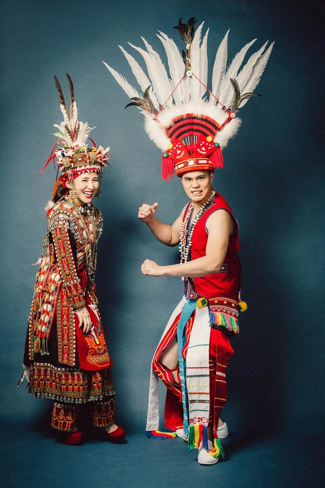 梁文音身穿姊姊出嫁時的魯凱族傳統服裝，意義非凡，男友則穿上阿美族的傳統服裝。(環球提供)