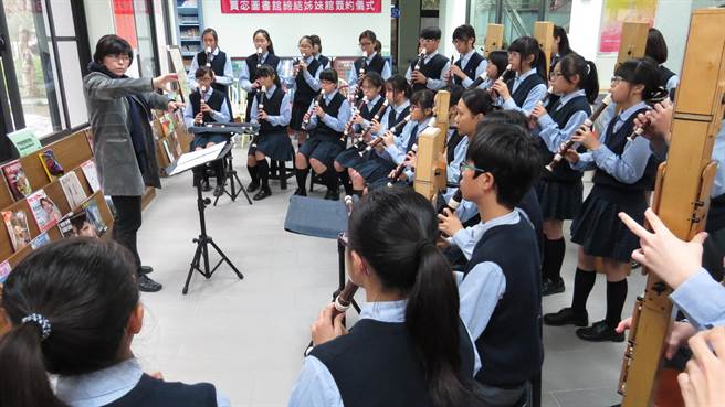 蘇麗敏帶領著二林高中國中部直笛團勇奪全國學生音樂大賽冠軍。(鐘武達攝)