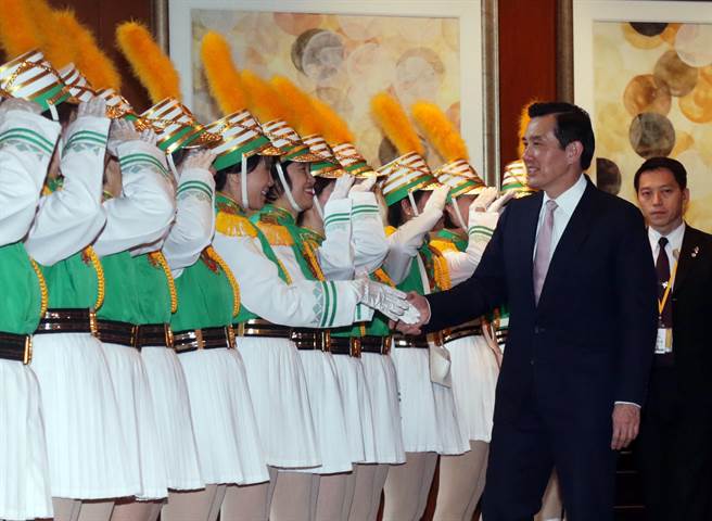 總統馬英九13日率團出訪，過境美國休士頓，北一女畢業華僑組成儀隊表演。馬總統並致電美國議員，感謝支持我國加入國際刑警組織。(圖／中央社)