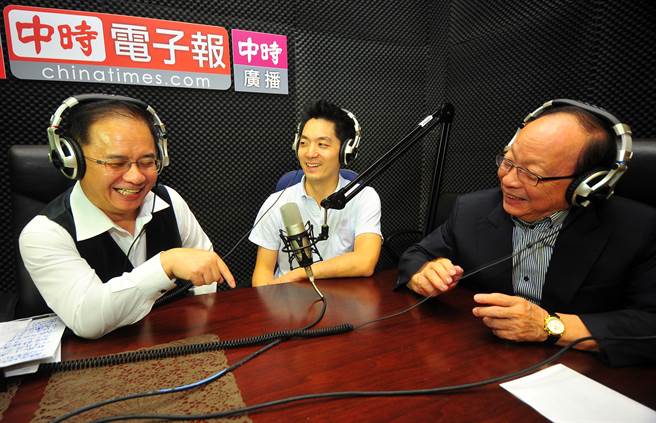 去年4月立委蒋万安(图中)曾和父亲蒋孝严(图右)一起上中时电子报的广播节目《为所欲为》，接受主持人中国时报副社长张景为(图左)的访问。(本报系资料照，刘宗龙摄)
