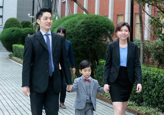 第9届立法委员2月1日报到就职，立委蒋万安(图左)牵着小孩与妻子，步入立法院。(本报系资料照，方浚哲摄)