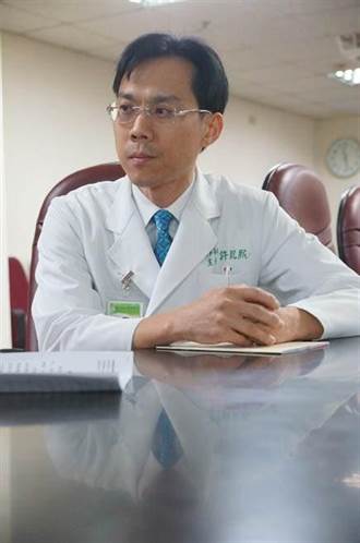 台南醫院外科醫師許凱熙捐腎救母 獲頒社會優秀青年