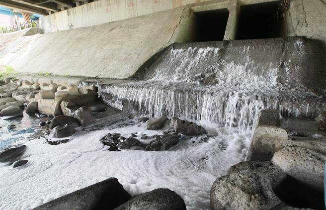日月光排放廢水流入後勁溪，被高雄市政府裁罰1.2億，高雄高等行政法院今日依裁罰金額計算有誤，將原處分撤銷。（資料照,謝明祚攝）