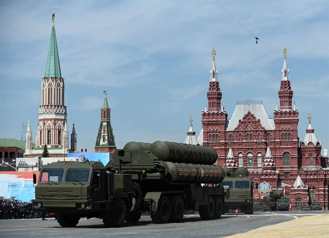 俄羅斯製造的S-400防空導彈今年在莫斯科紀念二戰結束70周年的閱兵典禮上接受檢閱。（圖／新華社）