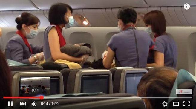 一位台灣孕婦隱瞞懷孕週數赴美產子，卻在起飛後6小時羊水破裂，在高空中驚險產下女嬰，班機也隨即轉降安克拉治機場，也讓違法赴美產子議題被熱烈討論。(資料照/翻攝Youtube)
