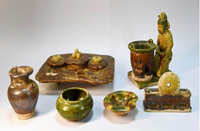 河南鞏義出土的一件唐三彩日前被專家認定為中國茶聖陸羽煮茶形象，還原唐代人碾茶、煎茶、分茶、飲茶的流程。（圖／新華社）