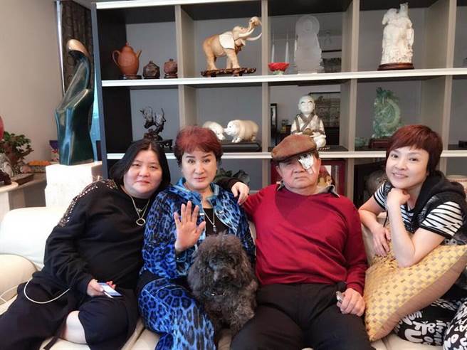 楊麗花(左2)和洪文棟(右2)駁斥婚變。(銀魚提供)